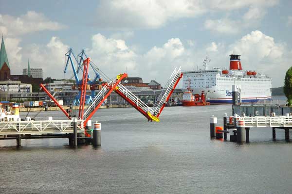 Die Hörnbrücke, eine weltweit einzigartige Dreifeldzugklappbrücke, begrenzt den Kieler Binnenhafen vom industriell geprägten Hafenbereich. Die Hörnbrücke, eine weltweit einzigartige Dreifeldzugklappbrücke, begrenzt den Kieler Binnenhafen vom industriell geprägten Hafenbereich.