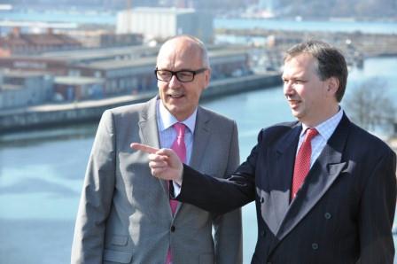 Dr. Johann Brunkhorst, Leiter der TK-Landesvertretung Schleswig-Holstein (links) und Prof. Dr. Hartmut Göbel, Direktor der Schmerzklinik Kiel (rechts) initiierten das bundesweite Kopfschmerzbehandlungs-Netz
