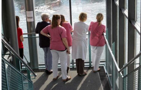 Kieler-Flipper-in-der-Schwentine-vor-der-Schmerzklinik-Kiel-1