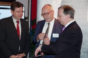 Minister Reinhard Meyer, Ministerium für Wirtschaft, Arbeit und Verkehr des Landes Schleswig-Holstein, Dr. Johann Brunkhorst, Leiter der TK-Landesvertretung Schleswig-Holstein und Prof. Dr. Hartmut Göbel, Direktor der Schmerzklinik Kiel, diskutieren die Möglichkeiten der digitalen Zukunft und Vernetzung zum Nutzen der Patienten am Beispiel der Migräne-App unter Einbindung der Apple Watch auf dem Kongress „Vernetzte Gesundheit“ in Kiel, 18.1.2017.