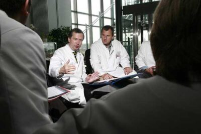 Periodische monatliche Schmerzkonferenz mit Schmerzspezialisten