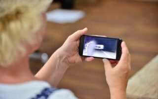 Die Migräne-App enthält u.a. die Simulation einer Migräne-Aura. Sie zeigt wie visuelle Störungen bei Migräne-Attacken aussehen. Da die Symptome einer Migräne-Aura häufig mit denen eines Schlaganfalls verwechselt werden, ist Betroffenen und Ärzten eine erleichtere und schnelle Differentialdiagnose möglich