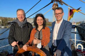 Prof. Dr. Hartmut Göbel, Prof. Dr. Dagny Holle-Lee und PD Dr. Charly Gaul anlässlich des Präsenzwochendes zum Thema Akuttherapie und Vorbeugung der Migräne im März 2022