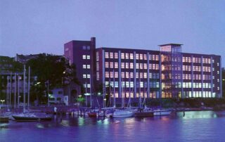 Schmerzklinik Kiel in der Abenddämmerung