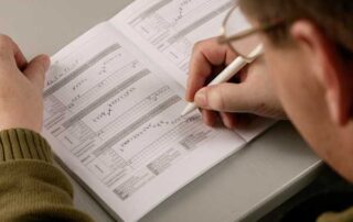 Patient beim Ausfüllen des Schmerztagebuches Patient beim Ausfüllen des Schmerztagebuches