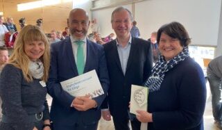 Die Initiatoren des Aktionstages gegen Migräne- und Kopfschmerzen an der Technischen Universität Dresden (von li. nach re.): Dr. Astrid Friedmann-Ketzmerick, Leiterin des Universitären Gesundheitsmanagements, Prof. Antonio M. Hurtado, Prorektor für Universitätsentwicklung, Prof. Hartmut Göbel, Direktor der Schmerzklinik Kiel und Karin Frisch, Geschäftsführerin der ZIES gGmbH