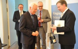 verleihung-bundesverdienstkreuz-prof-hartmut-gobel-schmerzklinik-kiel-11